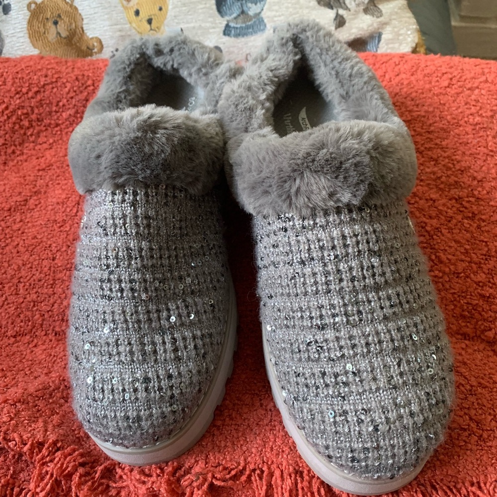 Bobs’ Skechers ArchFit Martha Stewart’s Gray Sequin Slippers/Shoes, Women 10 Med